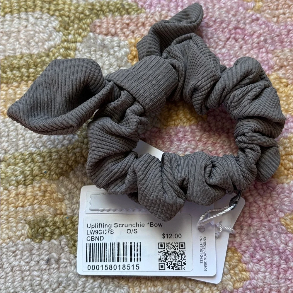 Lululemon Uplifting Scrunchie *Bow Carbon Dust (cement cocoa) NWT